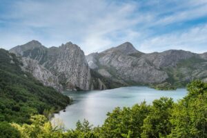 連休に訪れたい湖畔の静かな散歩道はどこですか？